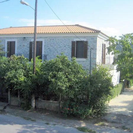 Traditional Stone House With Beautiful Garden וילה