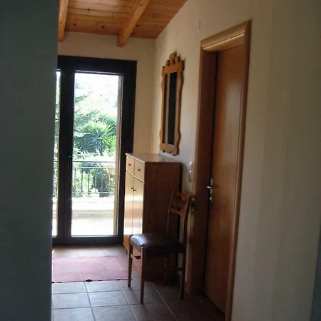 Traditional Stone House With Beautiful Garden וילה