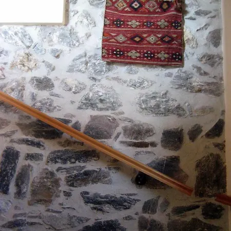 Traditional Stone House With Beautiful Garden וילה