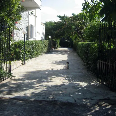 Traditional Stone House With Beautiful Garden וילה *
