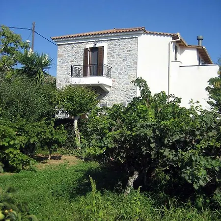 Traditional Stone House With Beautiful Garden וילה