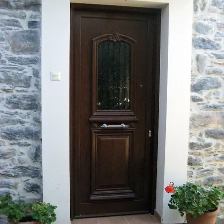 Traditional Stone House With Beautiful Garden וילה