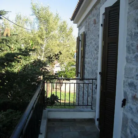 וילה Traditional Stone House With Beautiful Garden