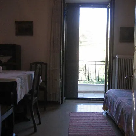 Traditional Stone House With Beautiful Garden וילה